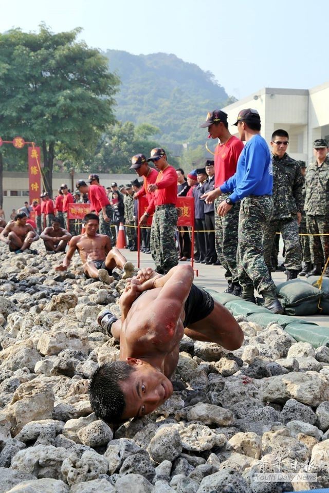 Mục kích lính đặc nhiệm thể hiện kỹ năng bò trên đá - ảnh 1