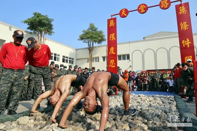 Mục kích lính đặc nhiệm thể hiện kỹ năng bò trên đá - ảnh 2