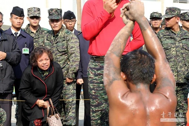 Mục kích lính đặc nhiệm thể hiện kỹ năng bò trên đá - ảnh 5