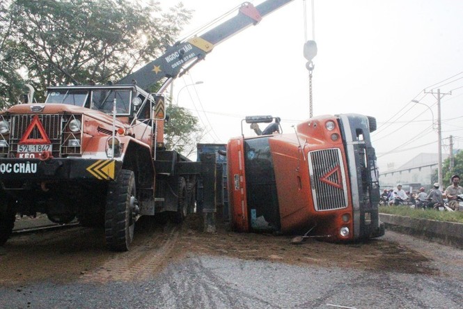 TPHCM: Xe đầu kéo bất ngờ lật ngang, chắn giữa đường - ảnh 1