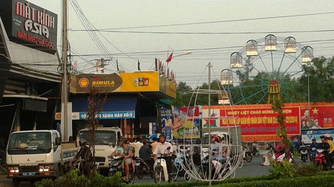 Hãi hùng ô tô 'điên' đâm hàng loạt xe máy tại trạm xăng - ảnh 1