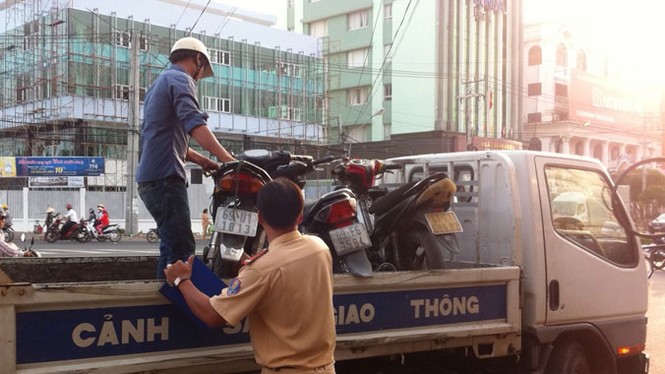 Hãi hùng ô tô 'điên' đâm hàng loạt xe máy tại trạm xăng - ảnh 2