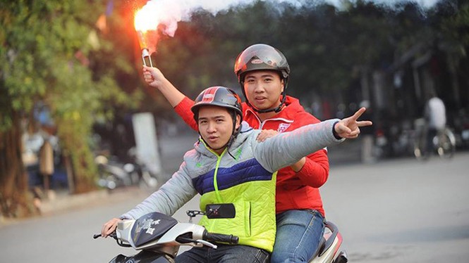 Trước trận, CĐV đất Cảng diễu hành 'uy hiếp' quân bầu Đức - ảnh 2