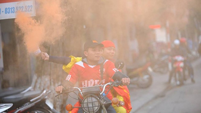 Trước trận, CĐV đất Cảng diễu hành 'uy hiếp' quân bầu Đức - ảnh 3