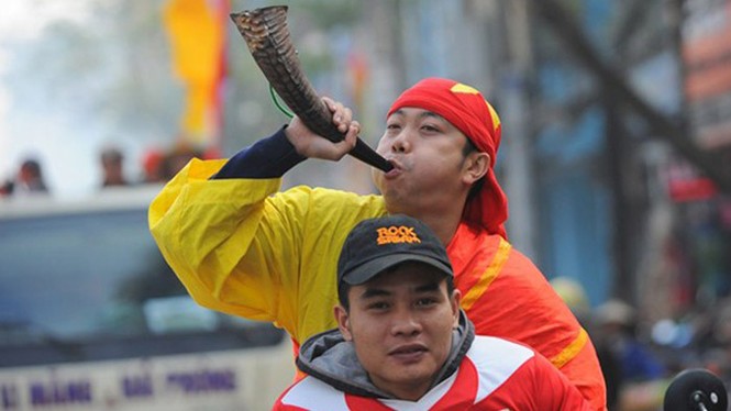 Trước trận, CĐV đất Cảng diễu hành 'uy hiếp' quân bầu Đức - ảnh 6