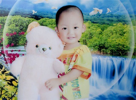 Hành trình 4 năm sống sót của cậu bé bị cha ruột đổ xăng đốt - ảnh 1