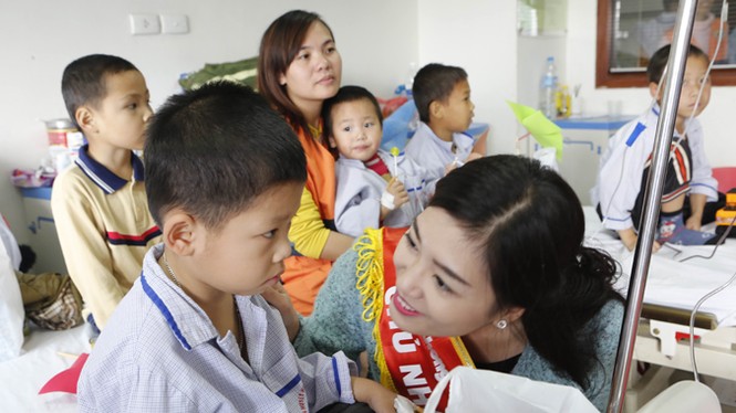 Thăm, trao quà cho bệnh nhi ở Viện Huyết học - ảnh 6