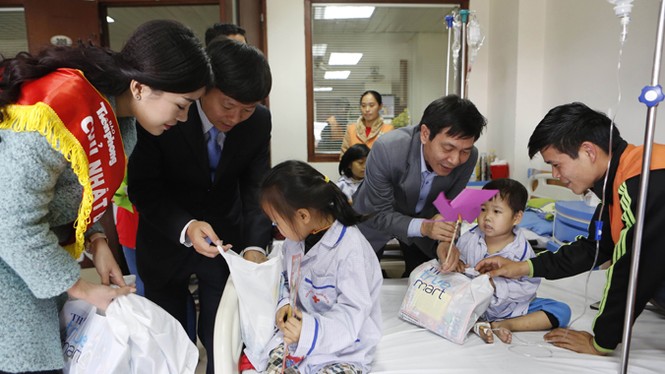 Thăm, trao quà cho bệnh nhi ở Viện Huyết học - ảnh 2