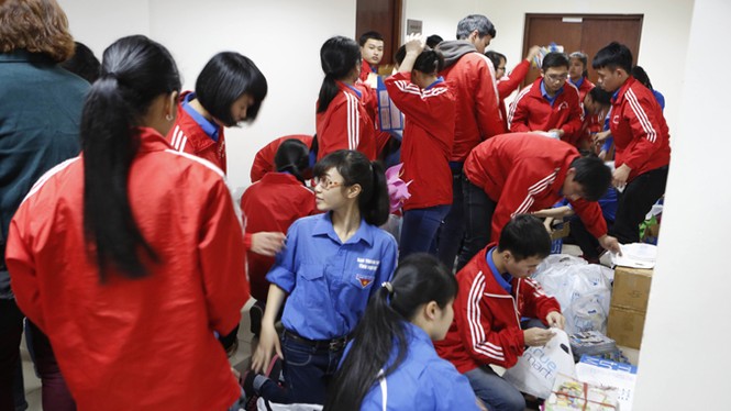 Thăm, trao quà cho bệnh nhi ở Viện Huyết học - ảnh 8