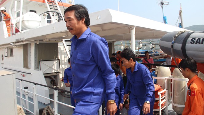 Cứu hộ thành công tàu cá bị nạn ở Hoàng Sa - ảnh 3