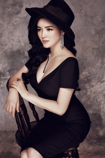 Lý Nhã Kỳ khoe vai trần - ảnh 2