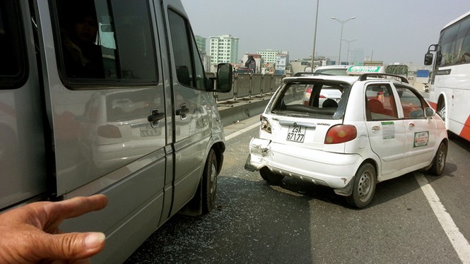 Tai nạn liên hoàn, ba ô tô 'dồn toa' ở đường trên cao - ảnh 1