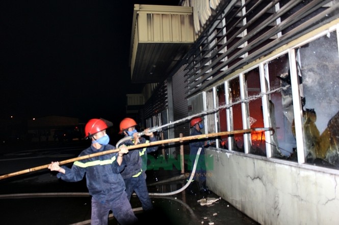 Cháy lớn thiêu rụi nhà xưởng chứa hàng trăm xe điện - ảnh 2