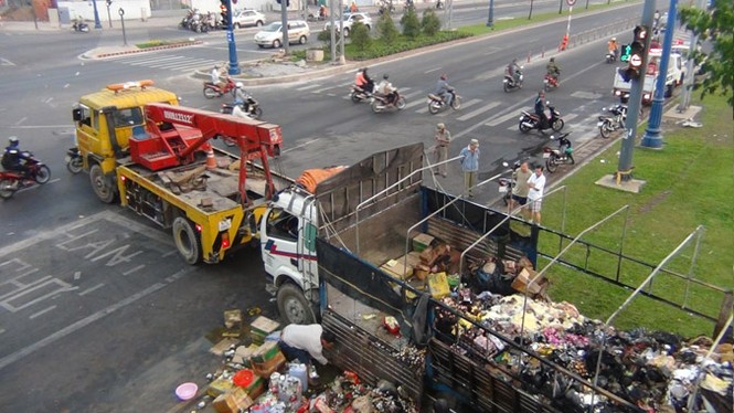 Xe tải cháy ngùn ngụt, tài xế định lùi xuống sông thoát nạn - ảnh 1
