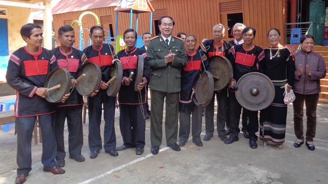 Đại tướng Trần Đại Quang tặng quà tết cho đồng bào Ê Đê - ảnh 2