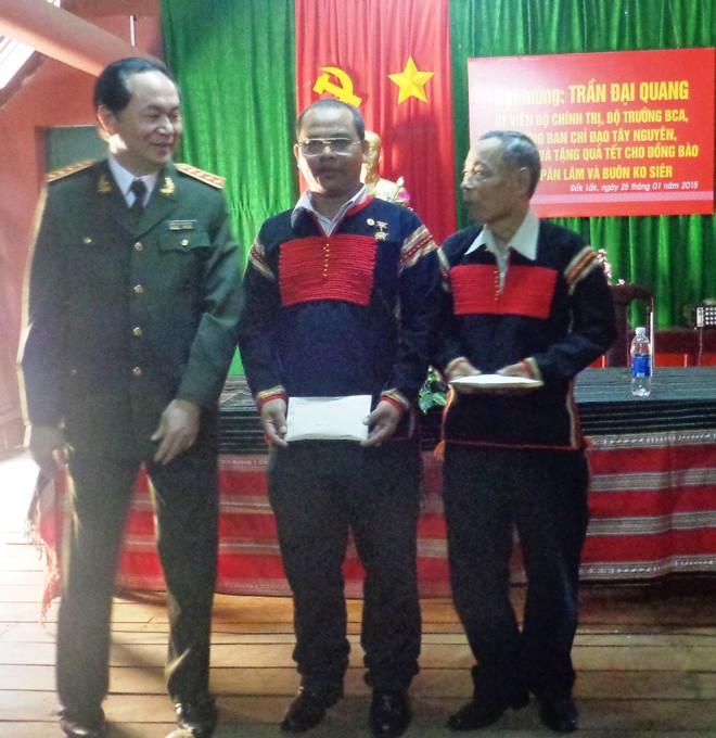 Đại tướng Trần Đại Quang tặng quà tết cho đồng bào Ê Đê - ảnh 1