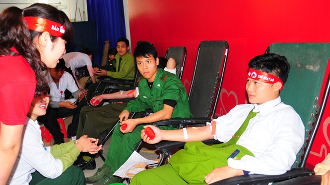 Rất đông bạn trẻ hiến máu tại Nghệ An - ảnh 6