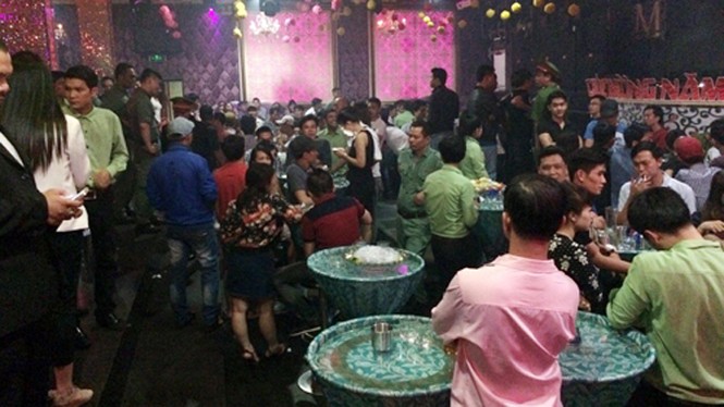 Quán bar bị kiểm tra, hơn 200 khách Sài Gòn nháo nhào - ảnh 2