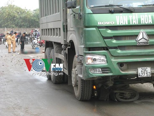 Bị xe ben kéo lê 30m, một phụ nữ chết thảm - ảnh 2