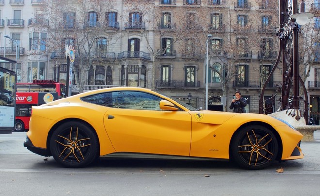 Lóa mắt với siêu xe Ferrari F12 Berlinetta màu vàng - ảnh 1