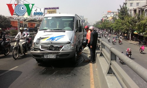 Va chạm liên hoàn trên cầu vượt bằng thép - ảnh 1