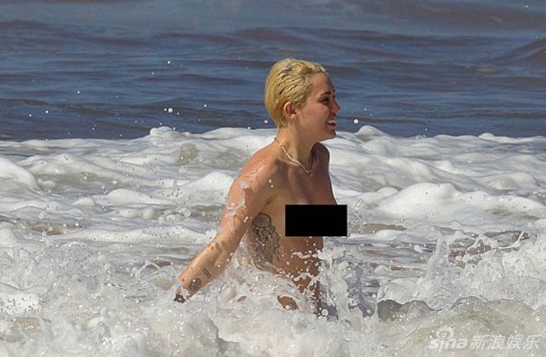 Lộ ảnh Miley Cyrus ngực trần tắm biển cùng người tình - ảnh 1