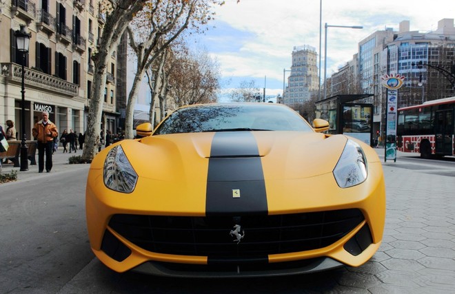 Lóa mắt với siêu xe Ferrari F12 Berlinetta màu vàng - ảnh 2