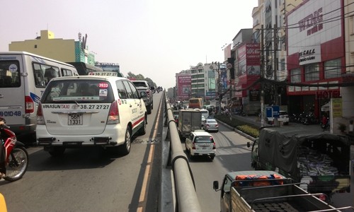 Va chạm liên hoàn trên cầu vượt bằng thép - ảnh 2