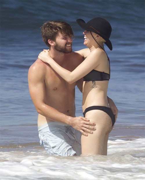 Lộ ảnh Miley Cyrus ngực trần tắm biển cùng người tình - ảnh 3