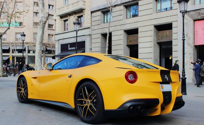 Lóa mắt với siêu xe Ferrari F12 Berlinetta màu vàng - ảnh 3