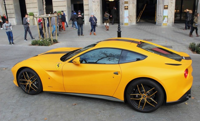 Lóa mắt với siêu xe Ferrari F12 Berlinetta màu vàng - ảnh 4
