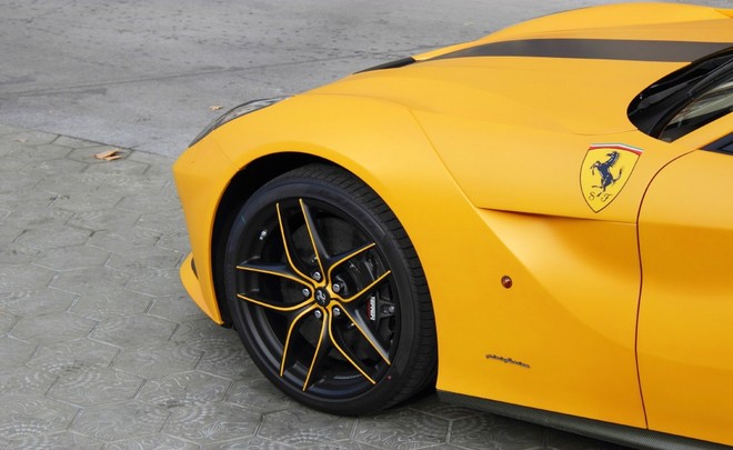 Lóa mắt với siêu xe Ferrari F12 Berlinetta màu vàng - ảnh 5