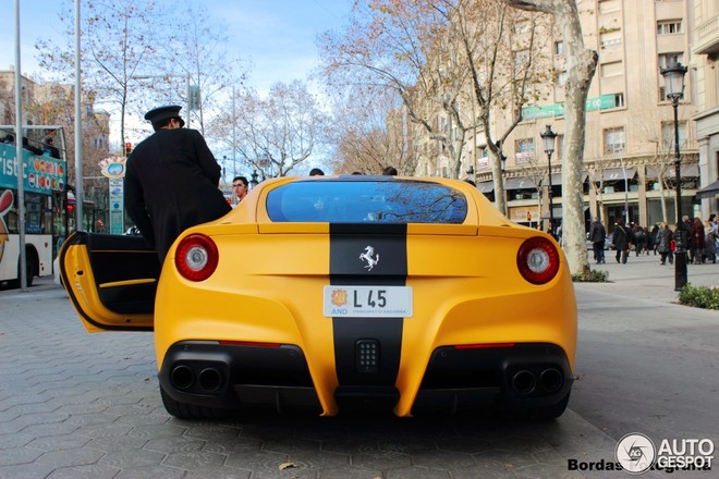 Lóa mắt với siêu xe Ferrari F12 Berlinetta màu vàng - ảnh 6