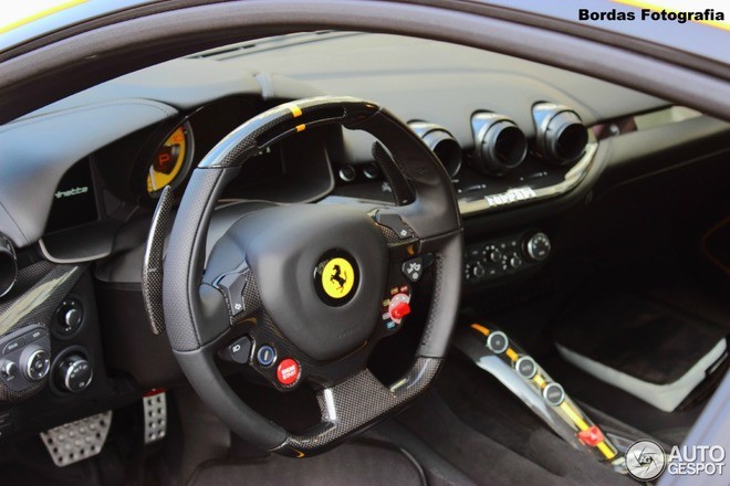 Lóa mắt với siêu xe Ferrari F12 Berlinetta màu vàng - ảnh 7
