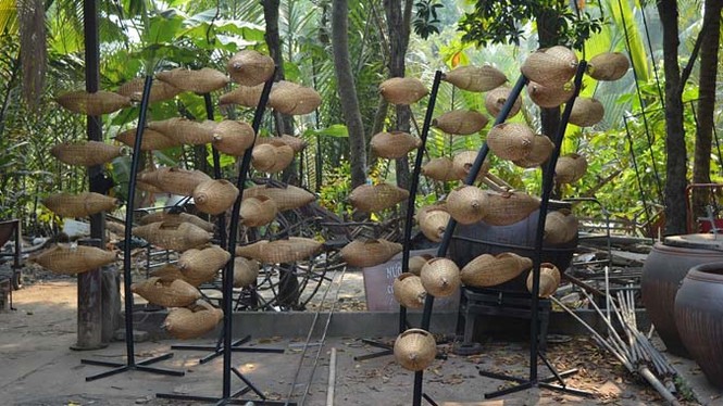TPHCM tất bật tạo hình đường hoa tết Ất Mùi 2015 - ảnh 2