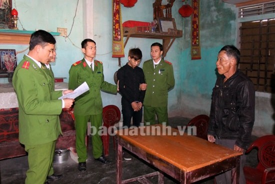 Nhóm 9X dùng dao kề cổ cướp xe máy lấy tiền uống rượu - ảnh 1