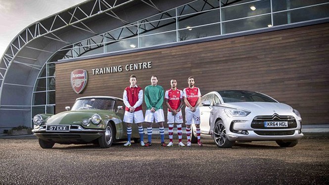 Cầu thủ Arsenal quảng cáo cho xe Citroen cổ - ảnh 2