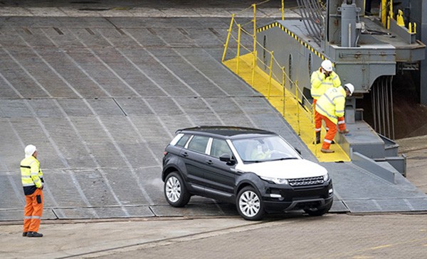 Tàu gặp nạn, hàng trăm xe sang Jaguar Land Rover móp méo - ảnh 8