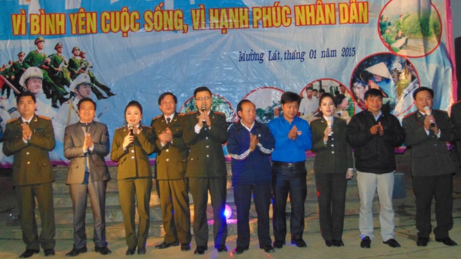 Công an Thanh Hóa tặng quà, áo ấm cho đồng bào vùng cao - ảnh 2