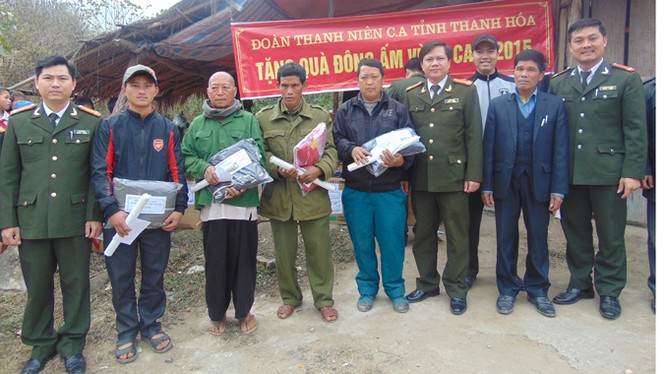 Công an Thanh Hóa tặng quà, áo ấm cho đồng bào vùng cao - ảnh 1