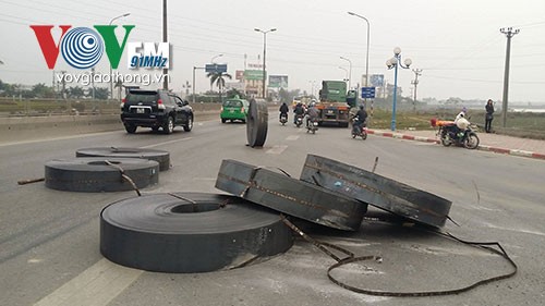 Dây chằng đứt tung, thép nặng hàng tấn dọa người đi đường - ảnh 1