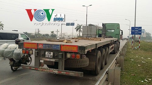Dây chằng đứt tung, thép nặng hàng tấn dọa người đi đường - ảnh 2