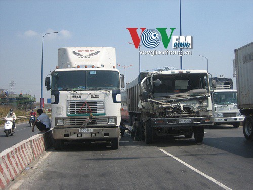 Đâm vào đuôi container, xe ben 'bể đầu' - ảnh 1