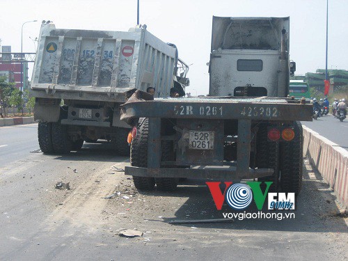 Đâm vào đuôi container, xe ben 'bể đầu' - ảnh 2