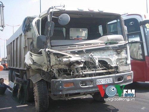Đâm vào đuôi container, xe ben 'bể đầu' - ảnh 3