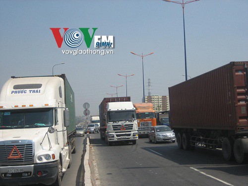 Đâm vào đuôi container, xe ben 'bể đầu' - ảnh 4