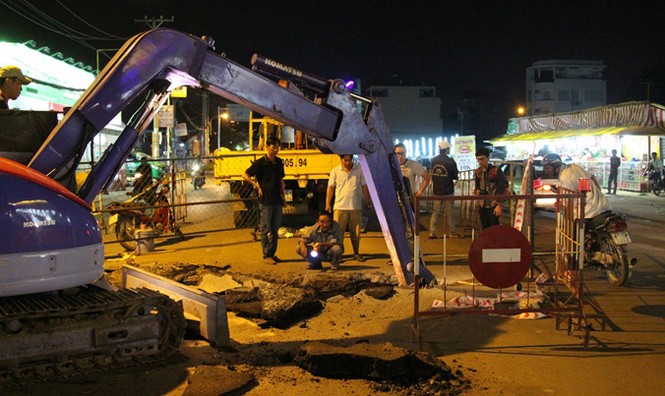 'Hố tử thần' sâu hơn 5m xuất hiện tại Sài Gòn - ảnh 2