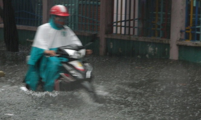 Đường Sài Gòn tắc nghẽn kinh hoàng vì cơn mưa lớn - ảnh 5