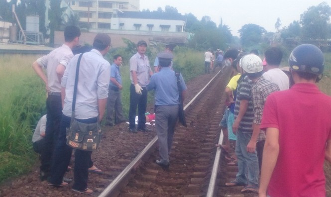 BẢN TIN ATGT: Vợ khóc ngất khi thấy chồng bị xe tải cán chết - ảnh 1