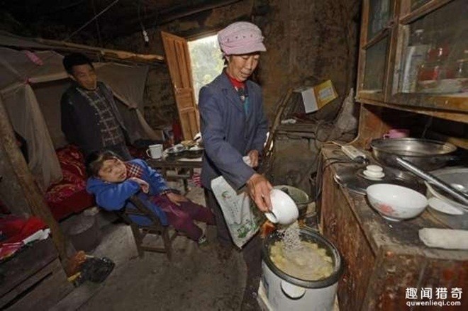 Kỳ lạ bé gái hai ngày ăn hết 5 kg gạo - ảnh 2